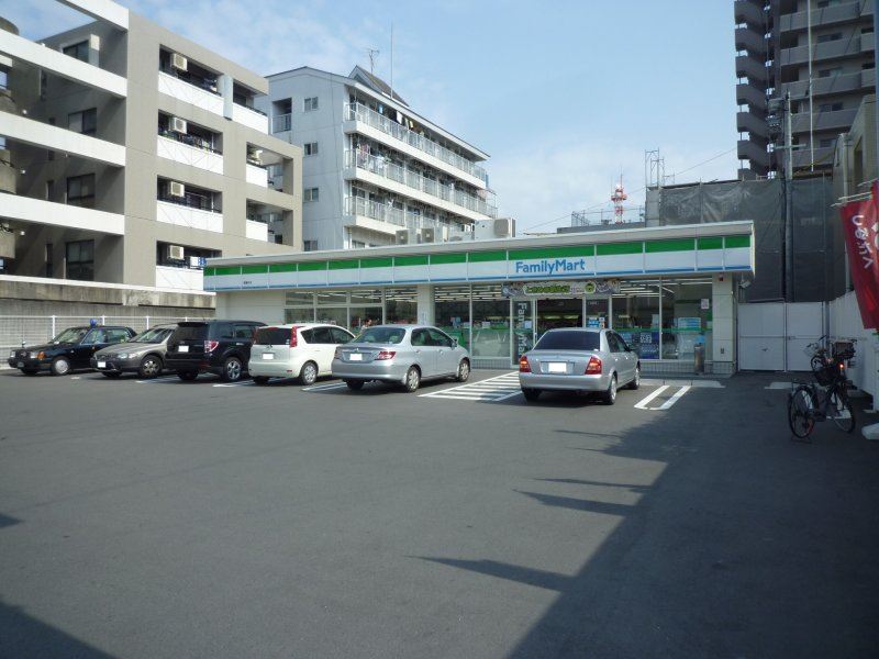 コンビニ　ファミリーマート（コンビニ）まで320m