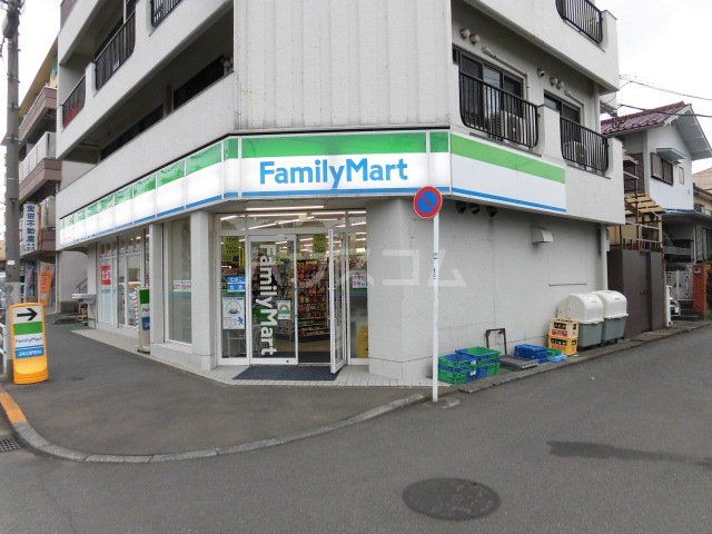 コンビニ　ファミリーマート 北八王子駅前店（コンビニ）まで587m