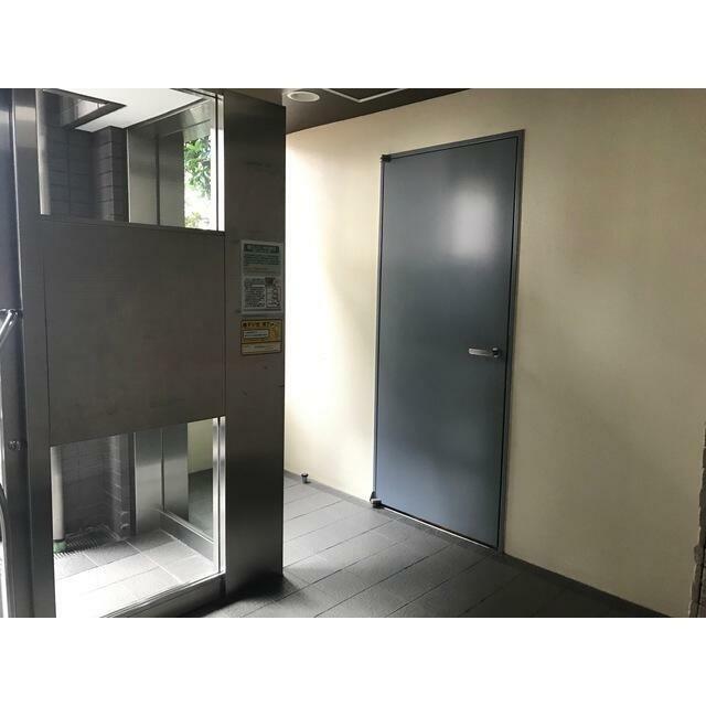 ロビー　1Fオートロック内　扉内にトランクルームあり