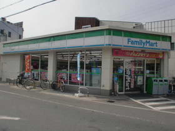 コンビニ　ファミリーマート（コンビニ）まで400m