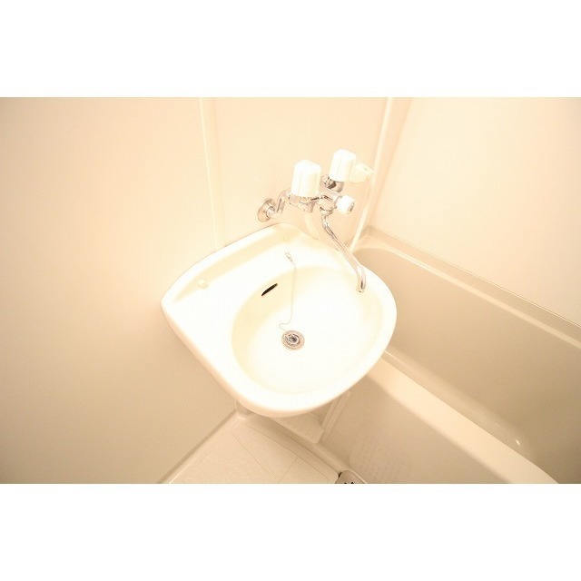 洗面設備　同物件の別部屋の写真です