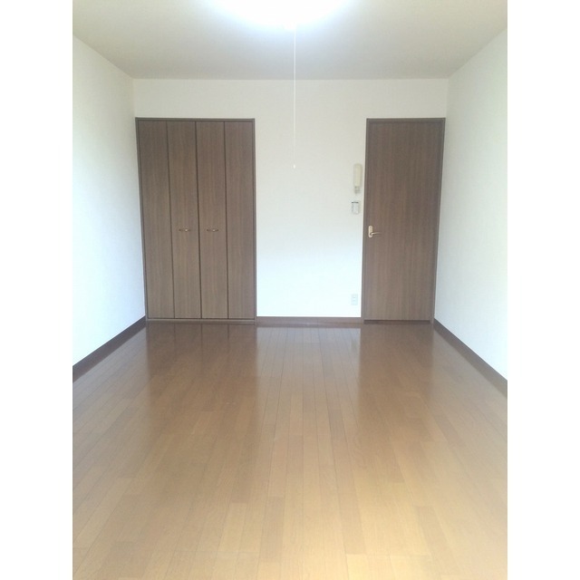 居室・リビング　同物件の別部屋の写真です