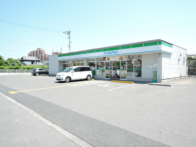 コンビニ　ファミリーマート比島町三丁目店（コンビニ）まで824m