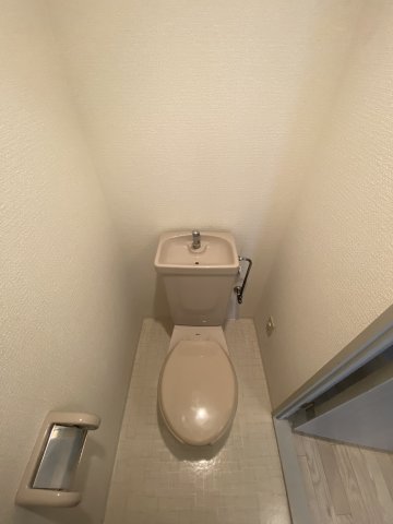 トイレ　シンプルで掃除のしやすいトイレです♪