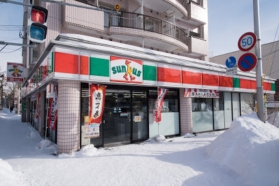 コンビニ　ファミリーマート北星学園女子高前店（コンビニ）まで164m