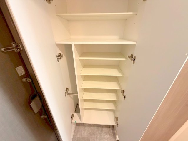 収納　大きいシューズボックスは靴がいっぱい入れれますね。