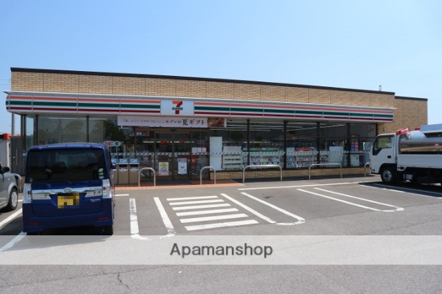 コンビニ　セブンイレブン（コンビニ）まで883m