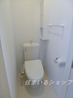 トイレ　シャワートイレ・収納棚あり