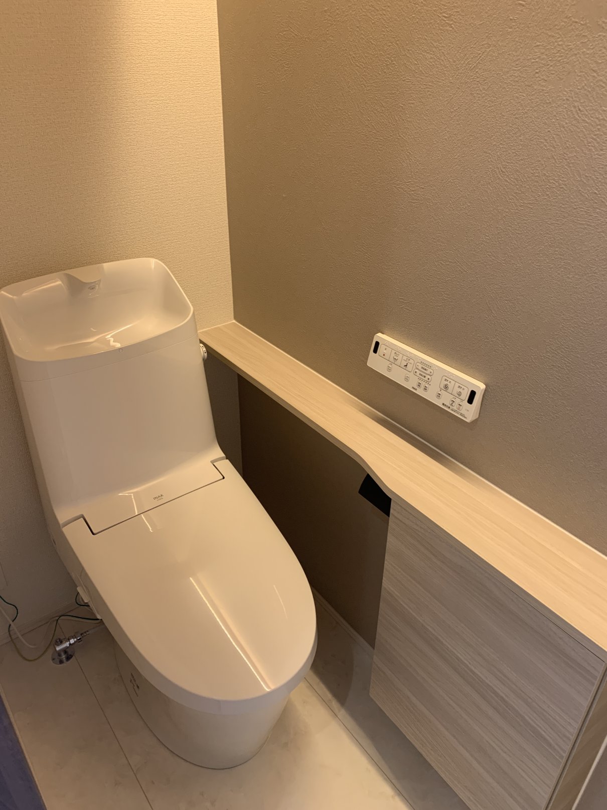 トイレ　イメージ写真　温水洗浄便座付トイレ
