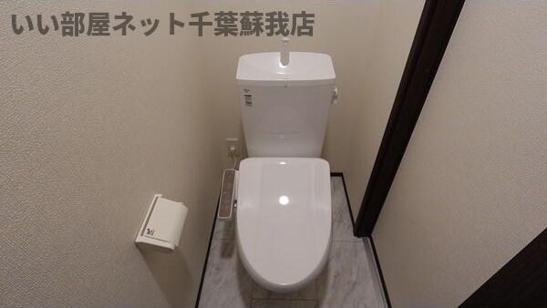 トイレ　落ち着いた色調のトイレです