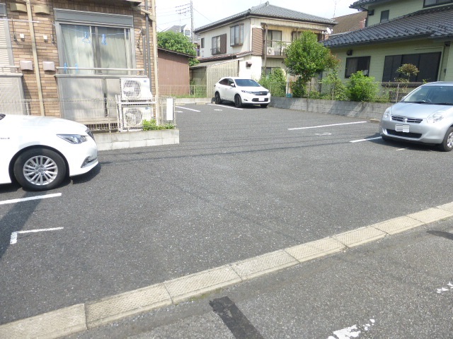駐車場　敷地内駐車場　￥5，500ー