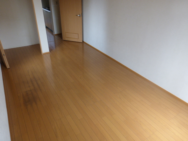 その他　居室7.7帖　（角部屋のみ横窓付）