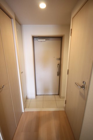 玄関　※類似間取り参考写真