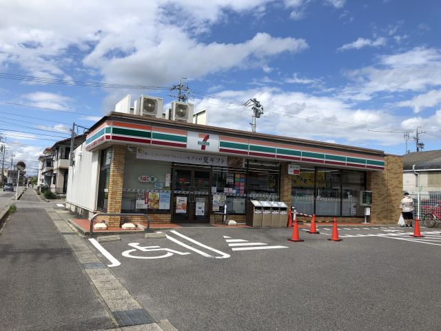 コンビニ　セブンイレブン（コンビニ）まで320m