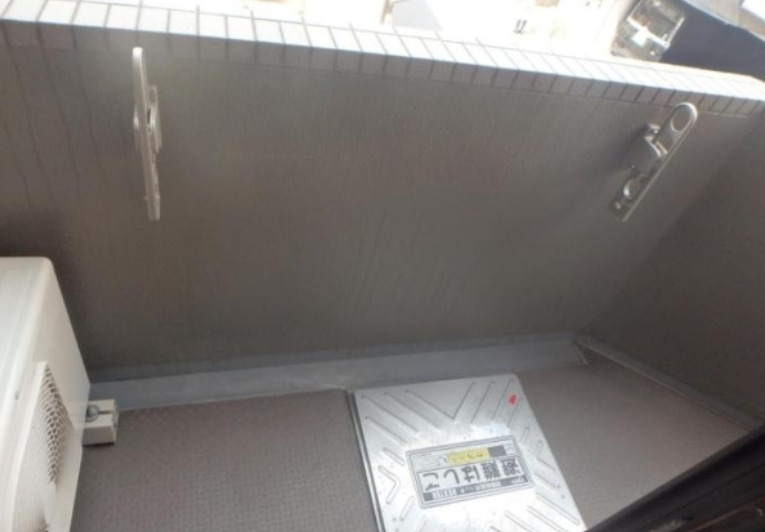 バルコニー　別部屋の画像を使用しております。