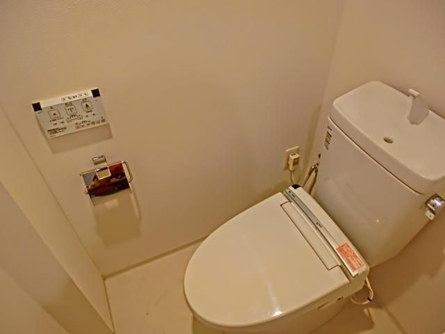 トイレ　リモコン付きウォシュレット