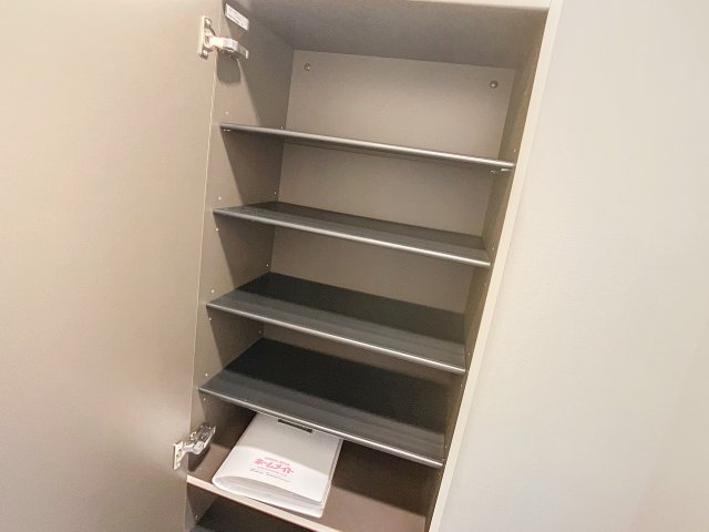 収納　掲載写真は同型の左右反転の部屋を掲載しております。実際のお写