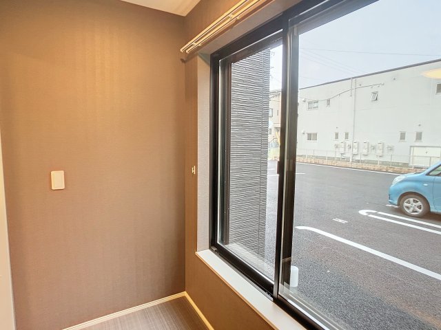 バルコニー　掲載写真は同型の左右反転の部屋を掲載しております。実際のお写