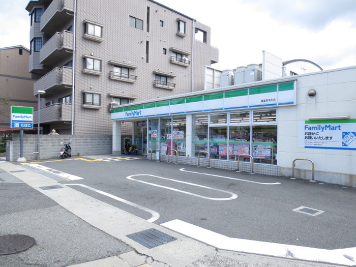 コンビニ　ファミリーマート（コンビニ）まで400m