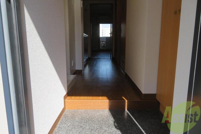 玄関　玄関は綺麗で左側にはすぐ洗濯機が置いてありますね。