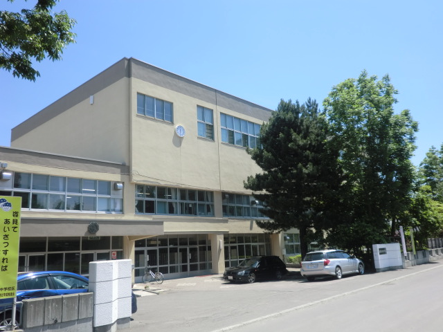 中学校　札幌市立幌東中学校（中学校）まで751m
