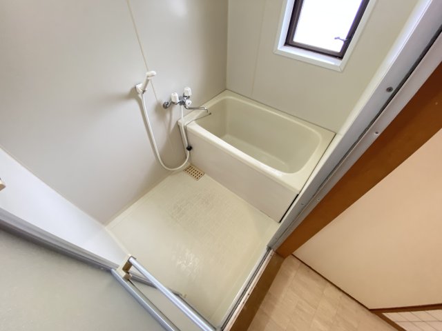 バス・シャワールーム　窓付きでしっかり換気のできるバスルーム♪
