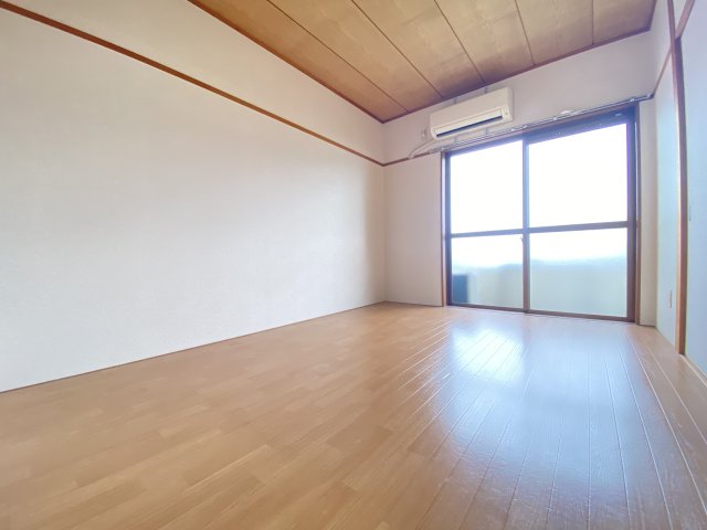 その他部屋・スペース　エアコン設置のあるバルコニーに面した洋室６帖♪