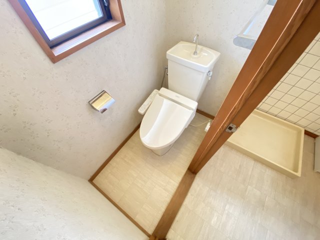トイレ　ウォシュレット付の洋式トイレです♪