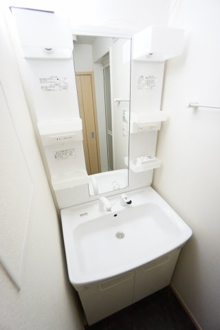 洗面設備　※同物件・反転タイプの写真です。