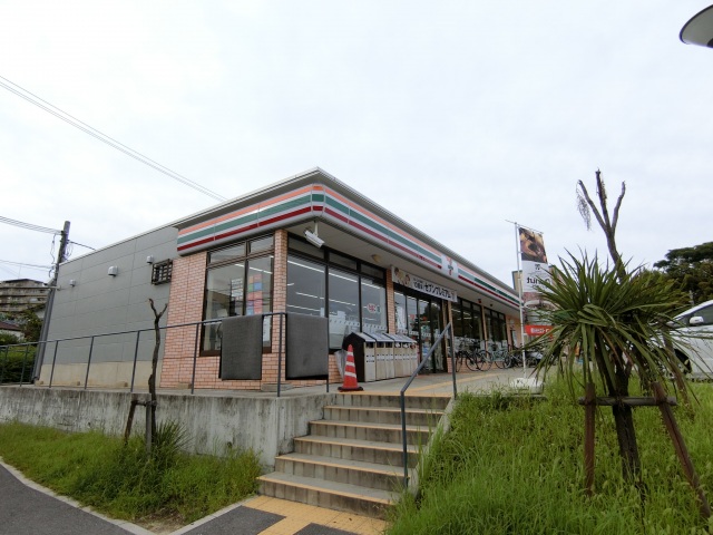 コンビニ　セブンイレブン茨木穂積台店（コンビニ）まで388m