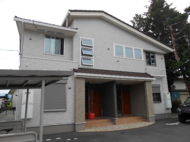 建物外観　建物玄関側（北面）を北東方向より撮影