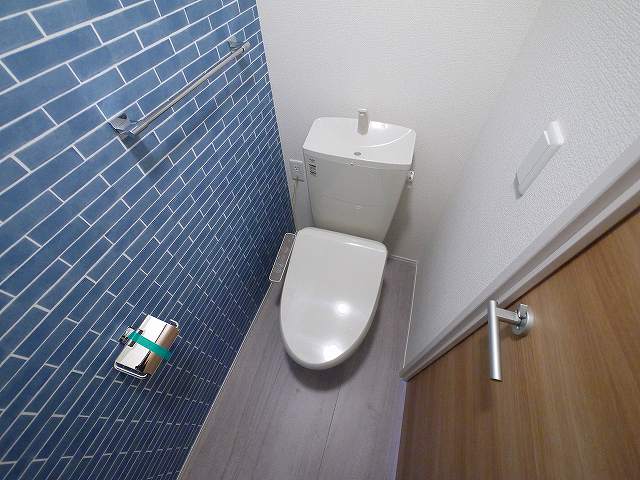 トイレ　落ち着いた色調のトイレです