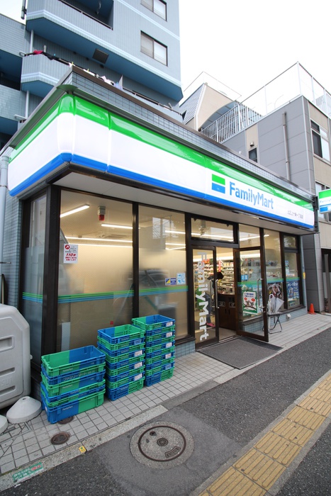 コンビニ　ファミリーマート上十条（コンビニ）まで300m