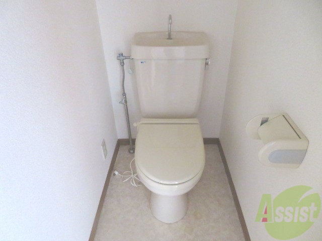 トイレ　トイレはこんな感じです。白基調なので清潔感があります。