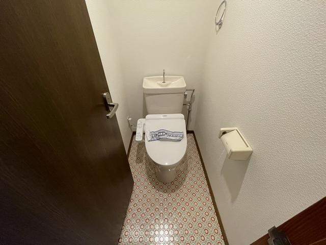 トイレ　綺麗なシャワー付きトイレです。