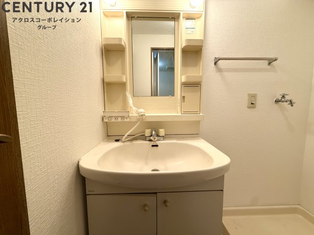 洗面設備　洗面台の横に室内洗濯機置き場がついてます！