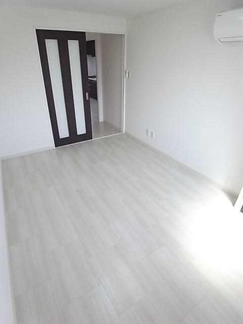 その他部屋・スペース　開放的な寝室です