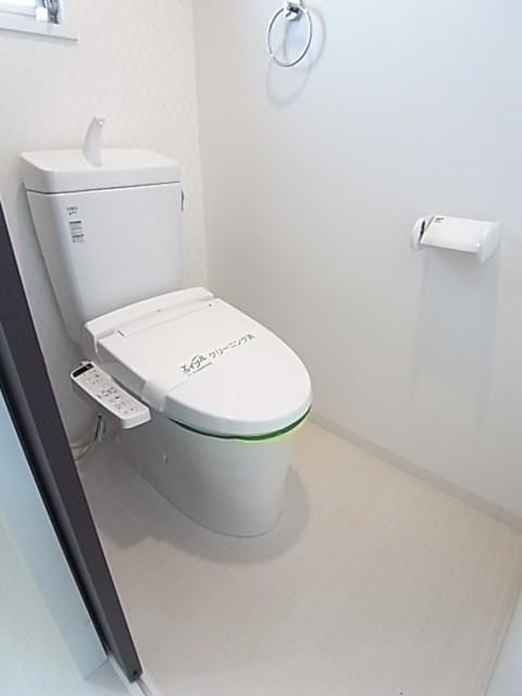 トイレ　落ち着いた色調のトイレです