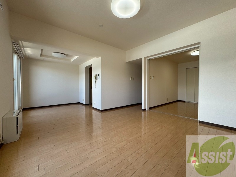 居室・リビング　日当たりが良くて心地よく過ごせそうなお部屋です。