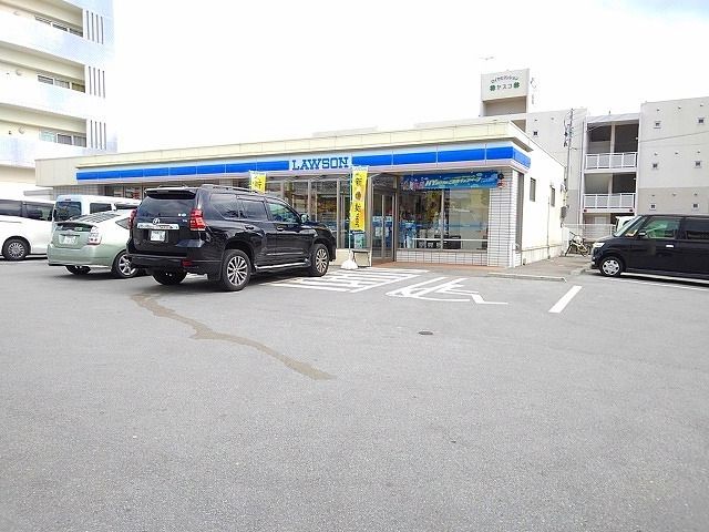 コンビニ　ローソン名護宇茂佐の森店（コンビニ）まで130m