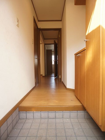 玄関　1階玄関！たくさん収納できるシューズボックスが付いています♪