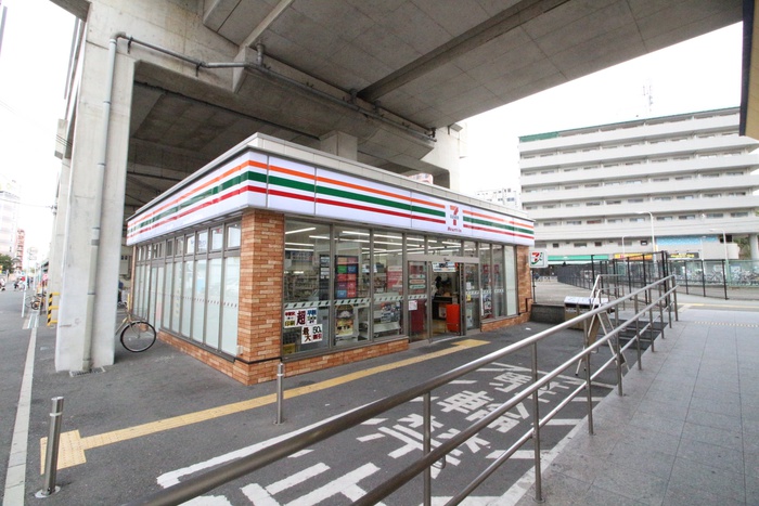 コンビニ　セブンイレブンハートインJR長居駅改札口店（コンビニ）まで270m