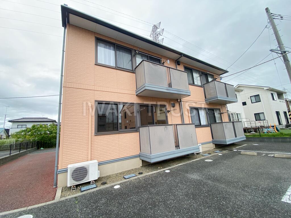 建物外観　全面に建物がなく、日差しがたっぷり入ります！