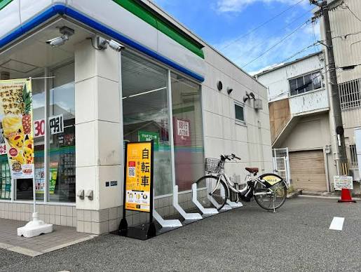 コンビニ　ファミリーマート尾浜町三丁目店（コンビニ）まで14m