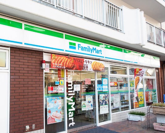 コンビニ　ファミリーマート 亀有北口店（コンビニ）まで68m