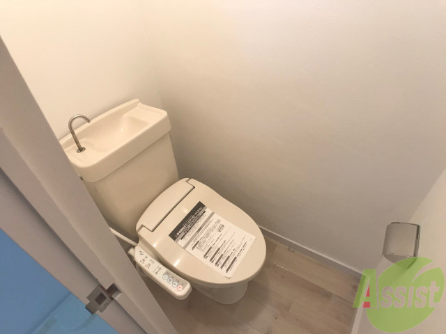 トイレ　ウォシュレット付きです。安心して使用できます。