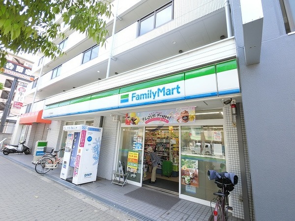 コンビニ　ファミリーマート十三塚本店（コンビニ）まで210m