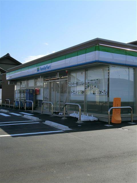 コンビニ　ファミリーマート豊橋弥生町店（コンビニ）まで108m
