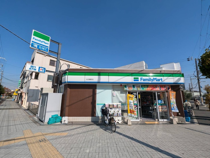 コンビニ　ファミリーマート（コンビニ）まで216m