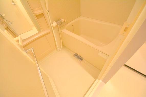 バス・シャワールーム　バスルームはトイレと別々で、広々としていますよ。